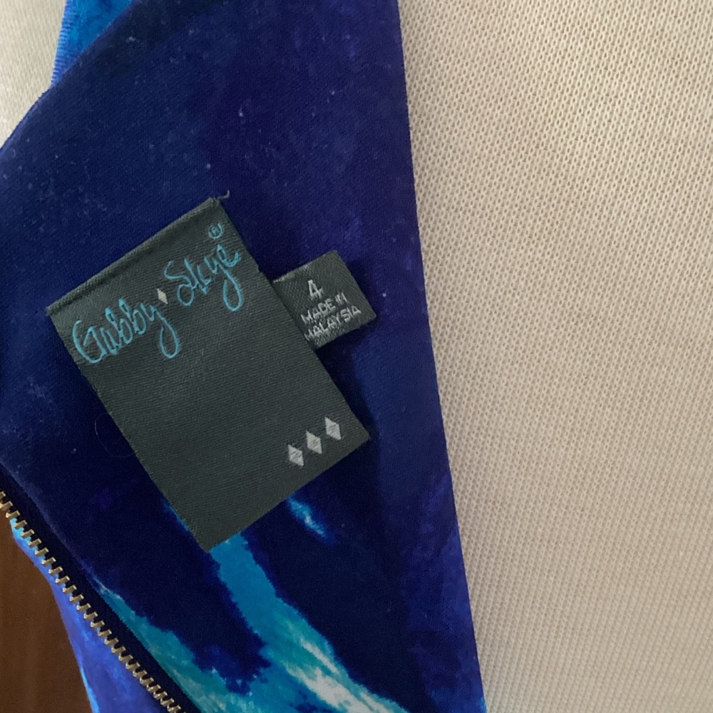 Elegant Blue and White Sleeveless Dress in a funky pattern - Picture 4 of 4
